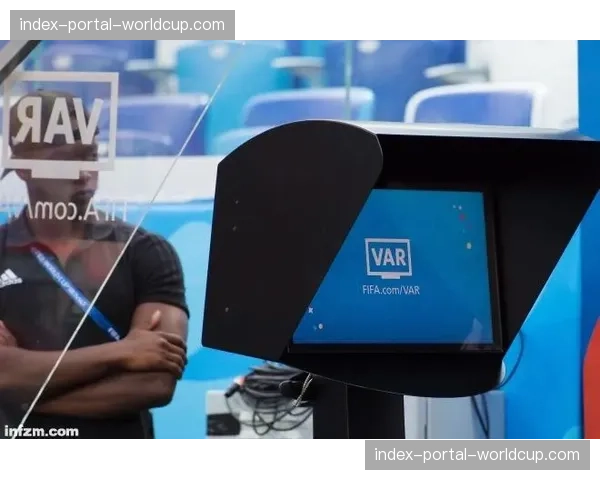 VAR语音播报试验中裁判与视频助理的实时对话内容曝光